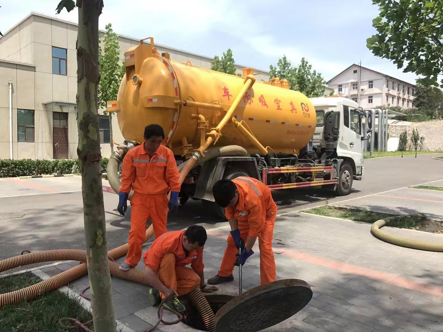 越西管道疏通车停在窨井附近