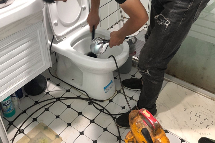 越西马桶堵塞自己疏通还是找师傅?专业上门服务让你省时更省心